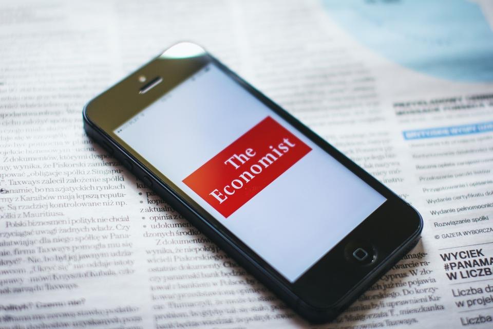 Mobilni telefon in poslovna beležnica na mizi
