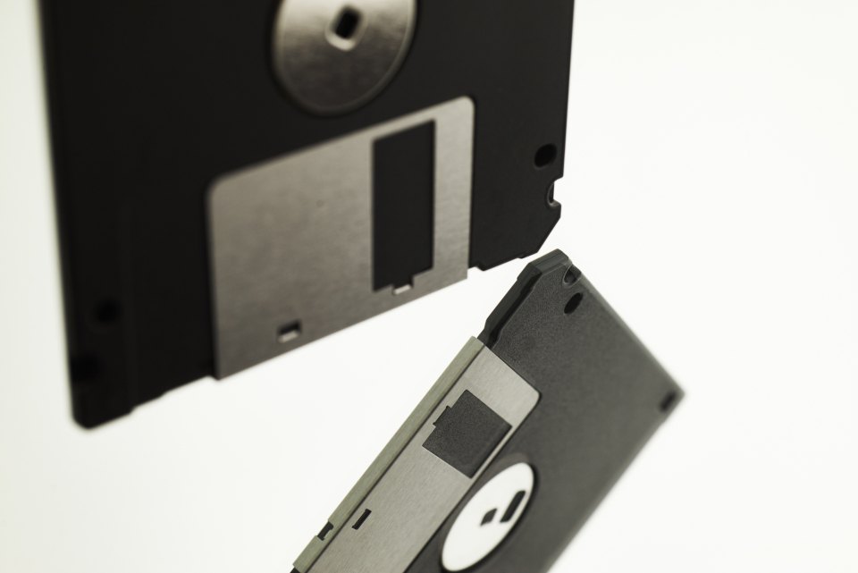 Odprt vrtljivi trdi disk z vidno magnetno ploščo in bralno-pisalno glavo