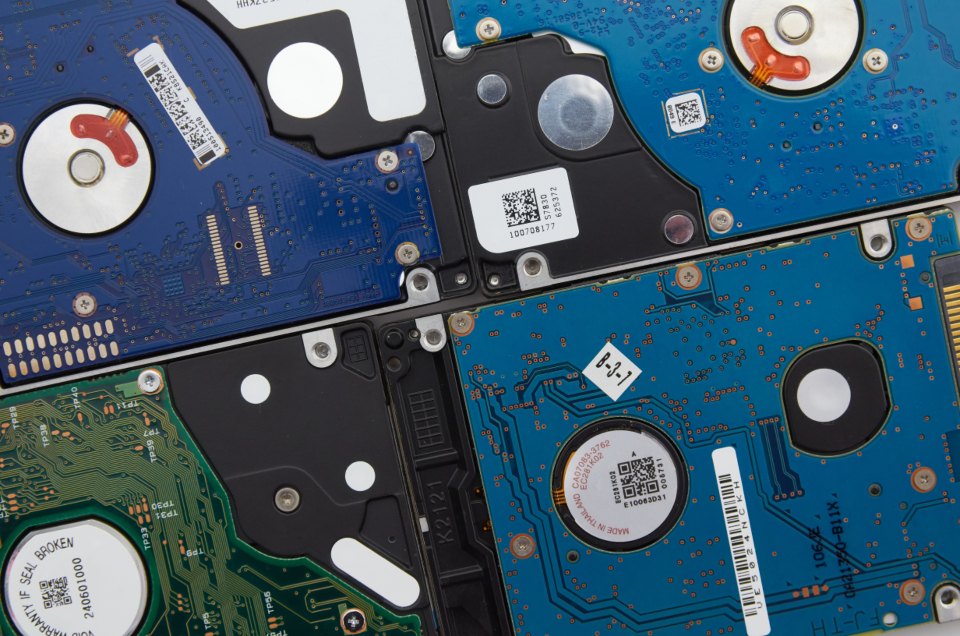 Odprt trdi disk z vrtečimi se magnetnimi ploščami