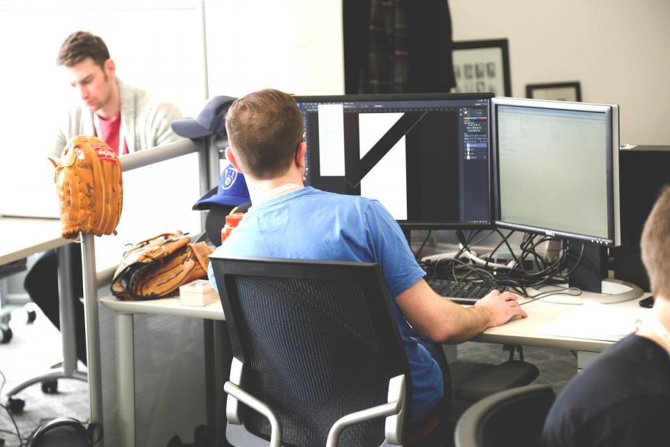 Delovna postaja z monitorjem za grafično obdelavo