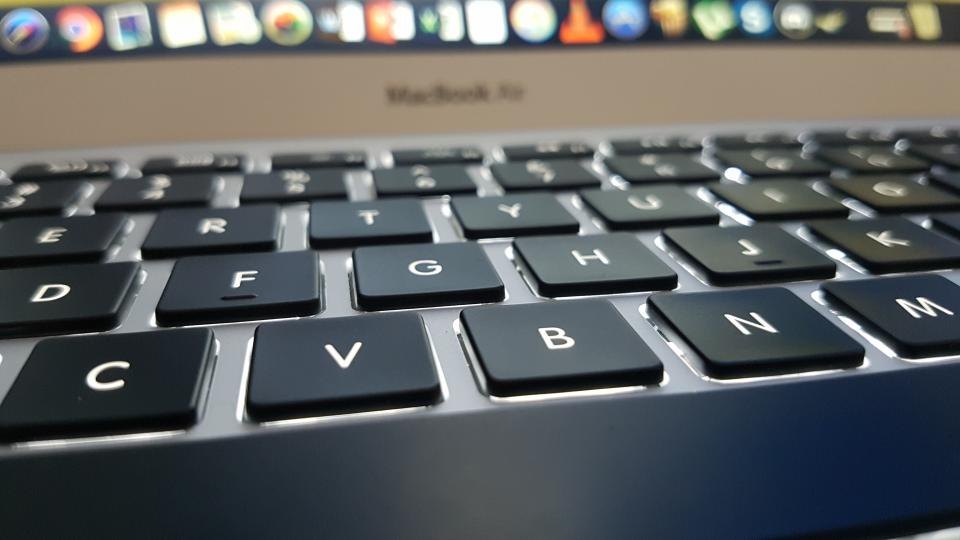 Namizni računalnik z ločenim zaslonom in tipkovnico