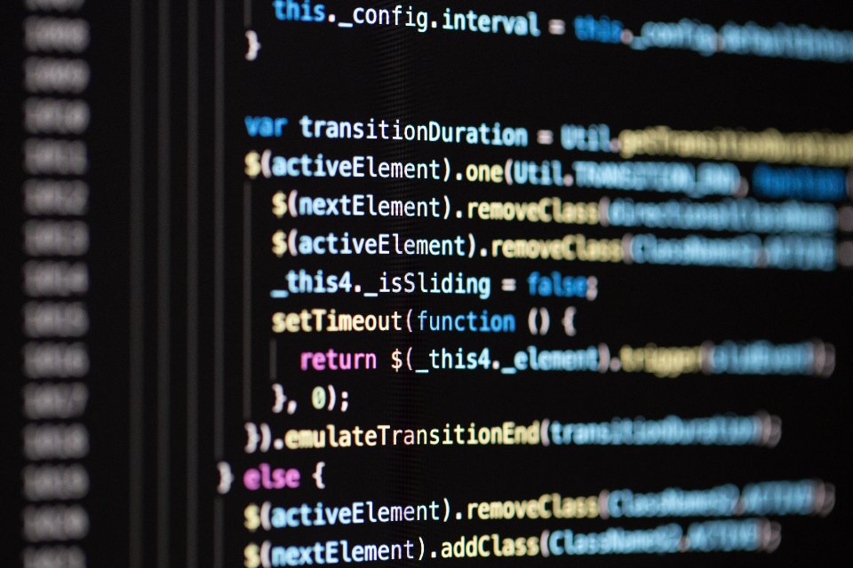 Zaslon s programsko kodo in okni v ozadju