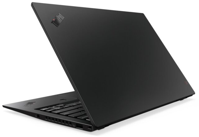 Črn Lenovo ThinkPad prenosnik s tipkovnico in zaslonom v zaprtem položaju.
